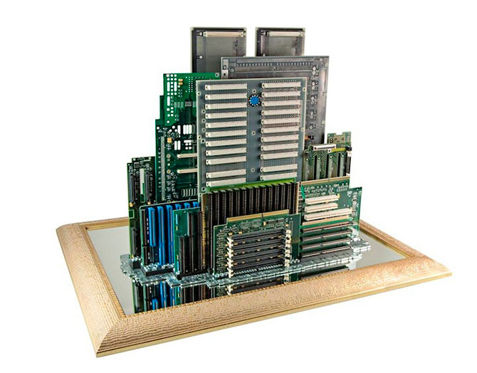 Урбанистические скульптуры из компьютерного железа (11 фото)