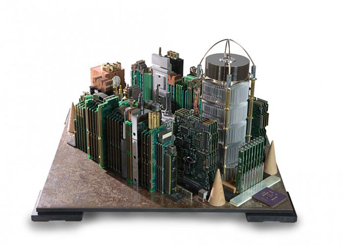 Урбанистические скульптуры из компьютерного железа (11 фото)