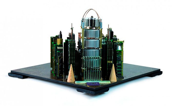 Урбанистические скульптуры из компьютерного железа (11 фото)