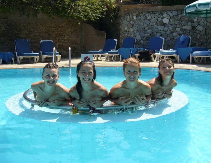 Сексуальные девушки на пляже (55 фото)