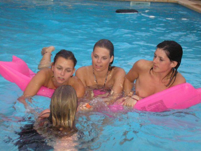 Сексуальные девушки на пляже (55 фото)