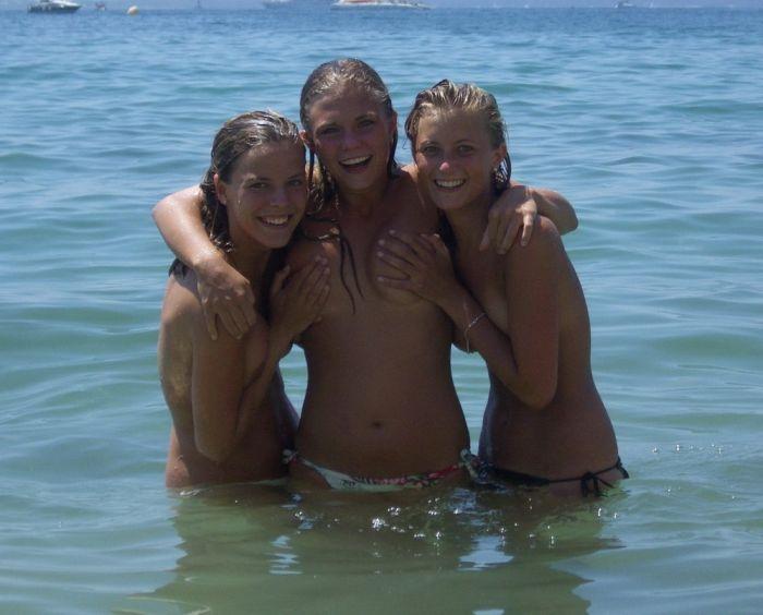 Сексуальные девушки на пляже (55 фото)