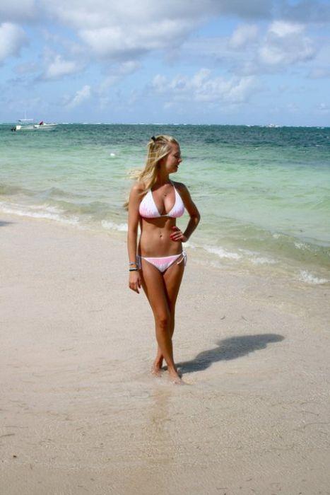 Сексуальные девушки на пляже (55 фото)