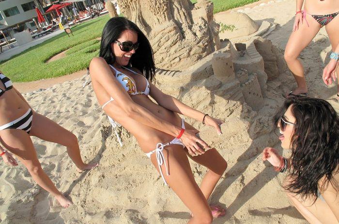 Сексуальные девушки на пляже (55 фото)