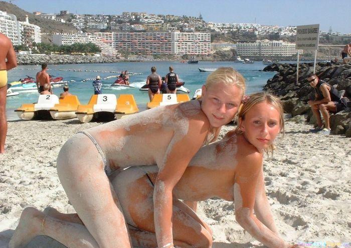 Сексуальные девушки на пляже (55 фото)