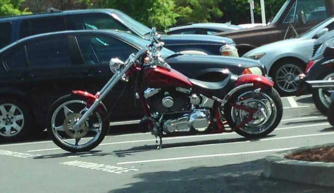 Шикарные автомобили, припаркованные у штаб-квартиры Facebook в Калифорнии