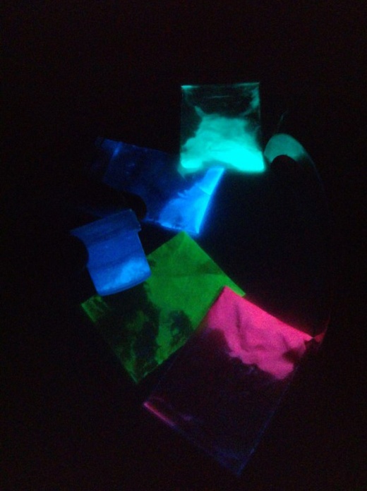 Необычный рисунок люминесцентными красками