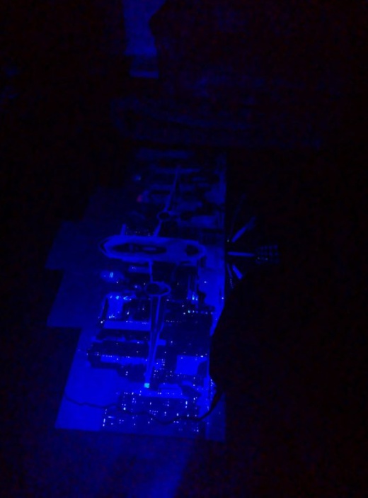 Необычный рисунок люминесцентными красками