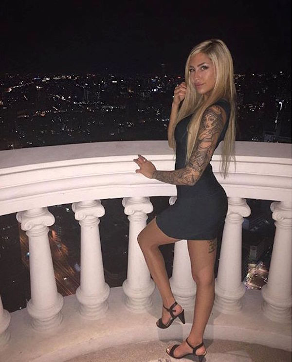 Девушки в обтягивающих платьях