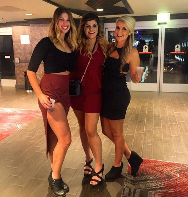 Девушки в обтягивающих платьях