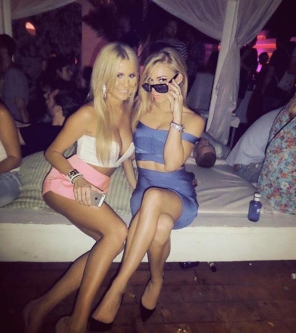 Девушки в обтягивающих платьях