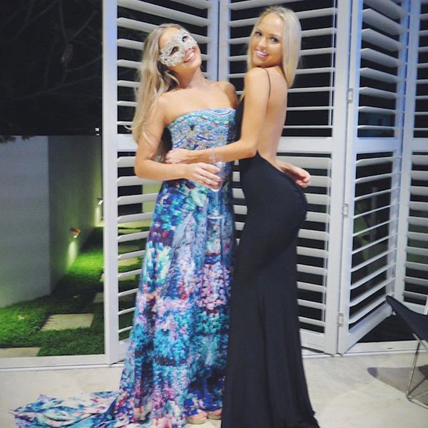 Девушки в обтягивающих платьях