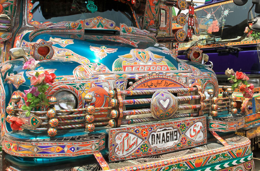 Грузовики в Пакистане, разукрашенные во все цвета радуги Грузовики в Пакистане, разукрашенные во все цвета радуги