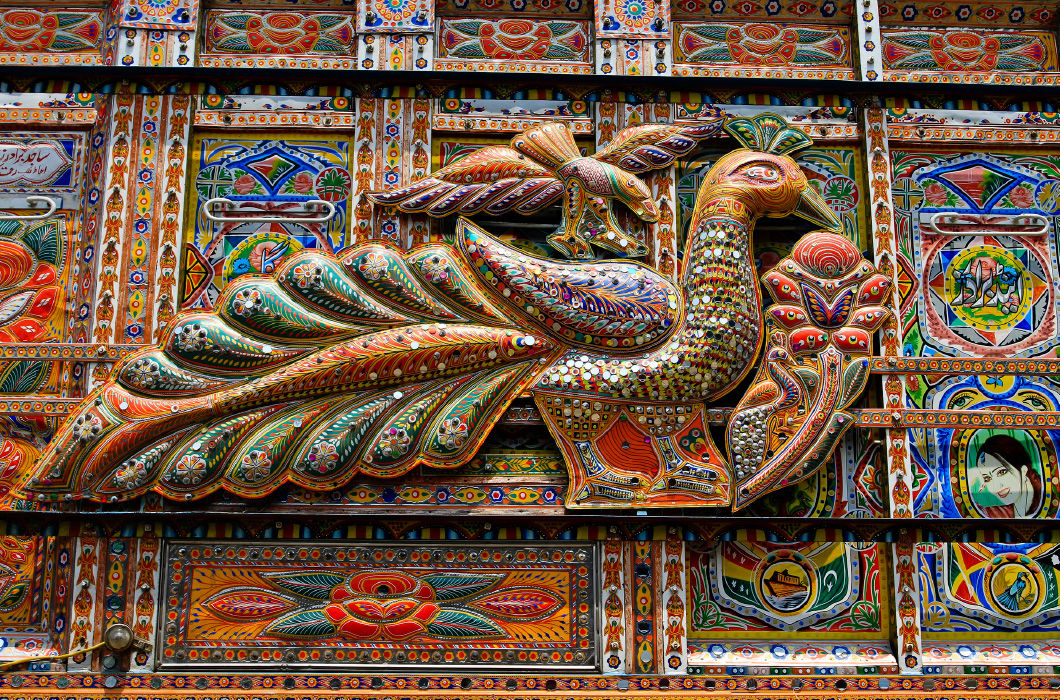 Грузовики в Пакистане, разукрашенные во все цвета радуги Грузовики в Пакистане, разукрашенные во все цвета радуги