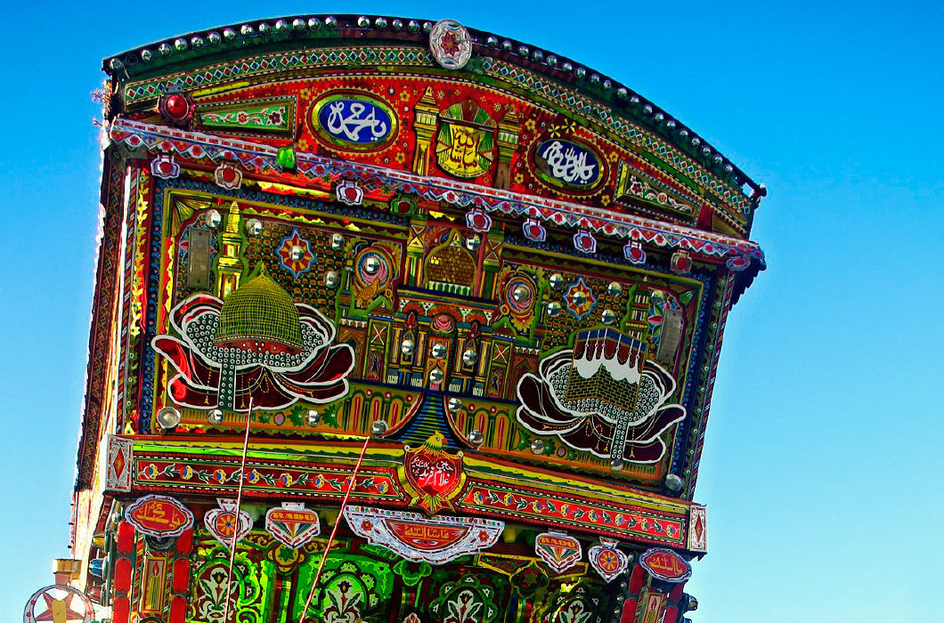 Грузовики в Пакистане, разукрашенные во все цвета радуги Грузовики в Пакистане, разукрашенные во все цвета радуги