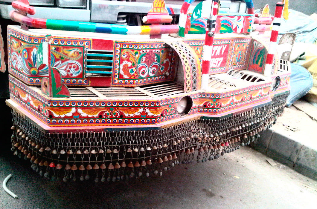 Грузовики в Пакистане, разукрашенные во все цвета радуги Грузовики в Пакистане, разукрашенные во все цвета радуги