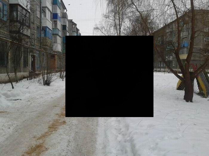 Он мешал людям проехать (3 фото)