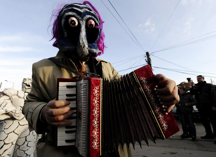 Древний карнавал в городе Вевчани