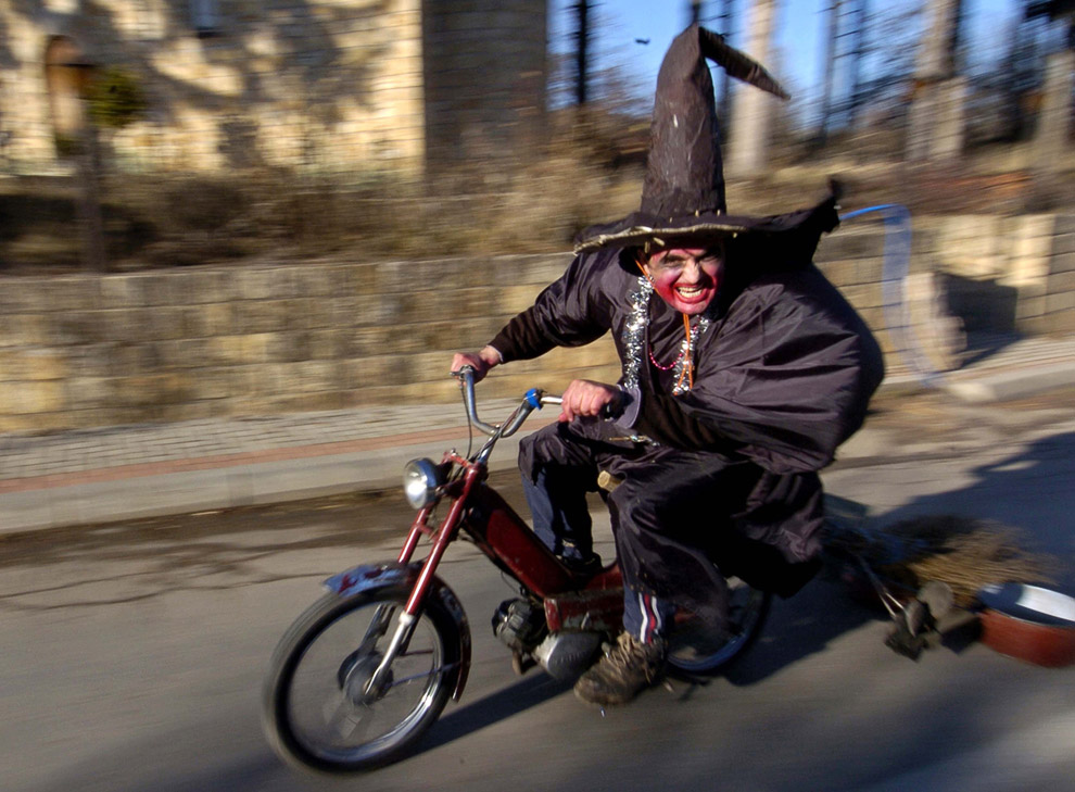 Древний карнавал в городе Вевчани