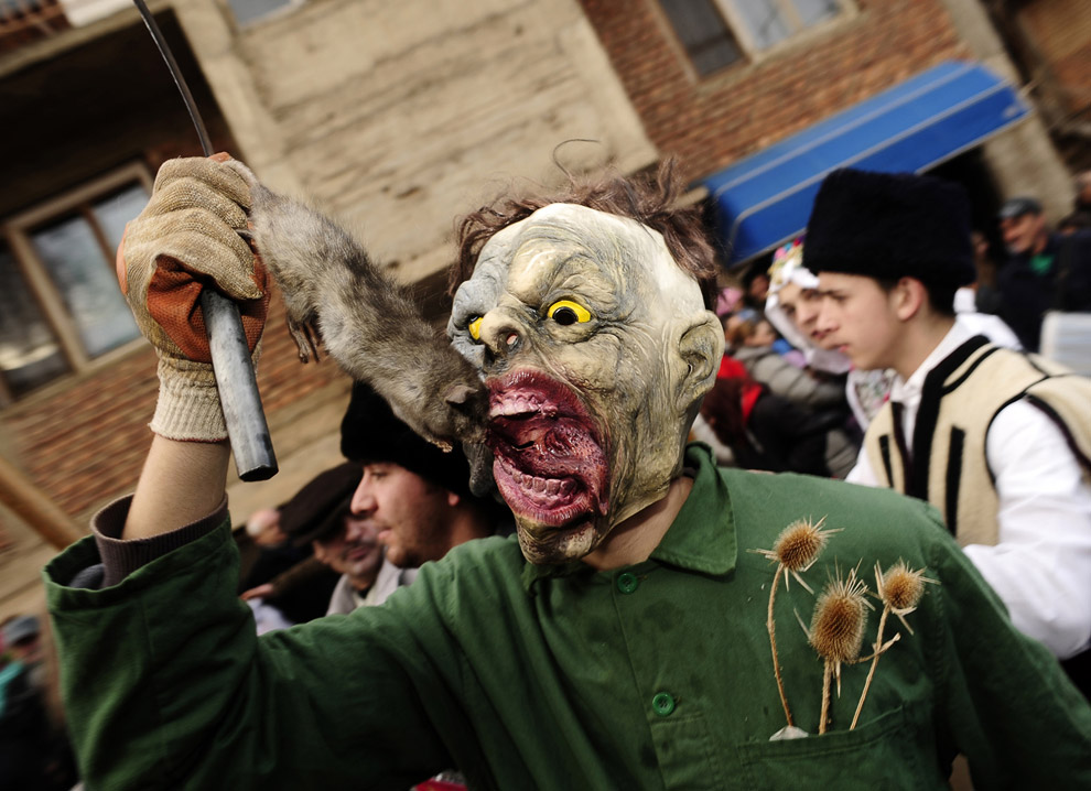 Древний карнавал в городе Вевчани