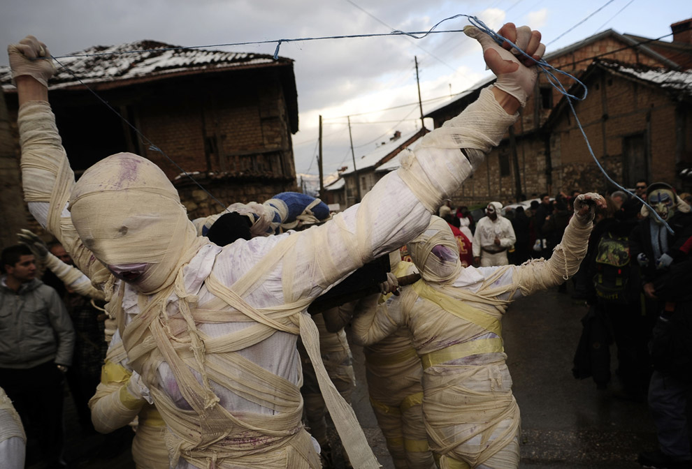 Древний карнавал в городе Вевчани