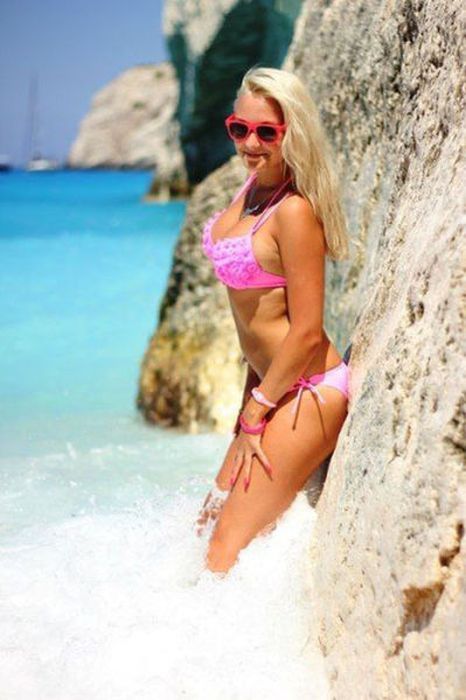 Девушки в бикини (55 фото)