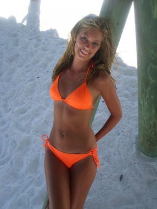 Девушки в бикини (55 фото)