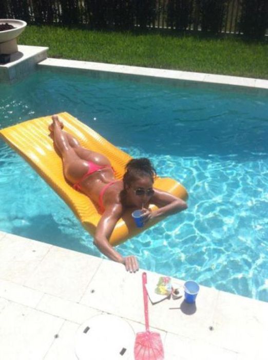 Девушки в бикини (55 фото)