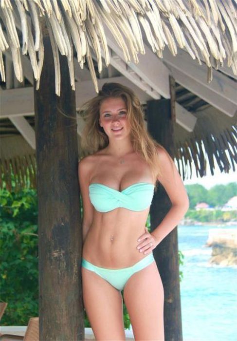 Девушки в бикини (55 фото)