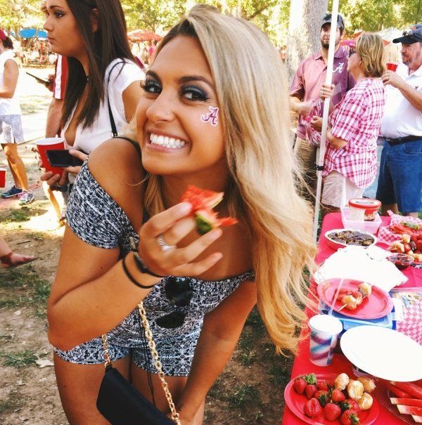 Улыбчивые девушки