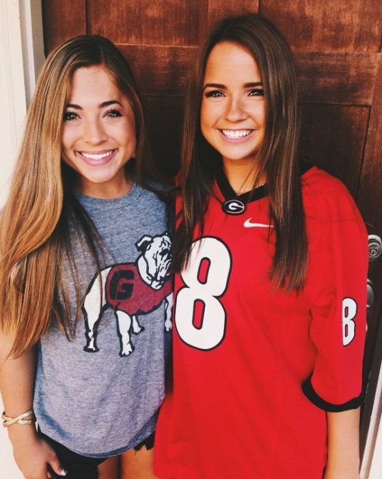 Улыбчивые девушки