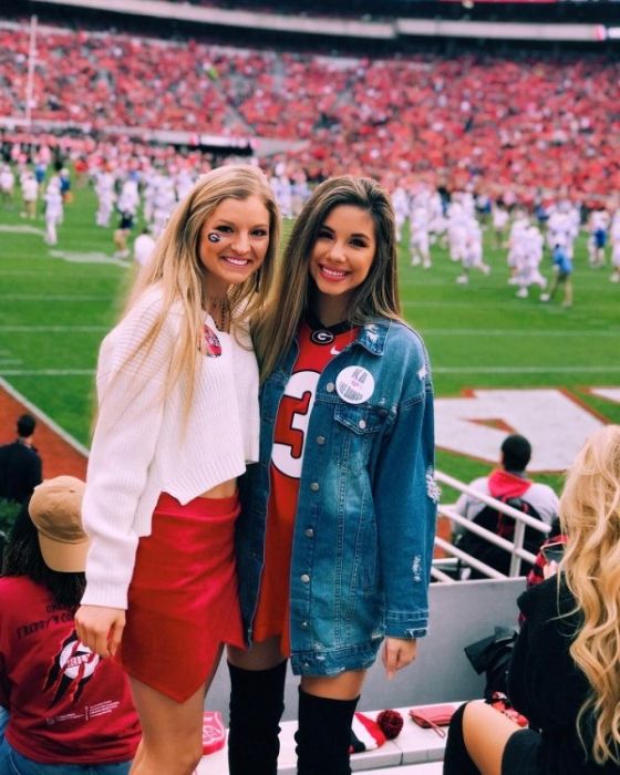 Улыбчивые девушки