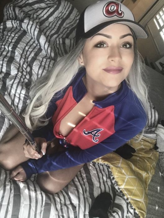 Улыбчивые девушки