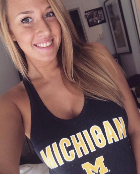 Улыбчивые девушки