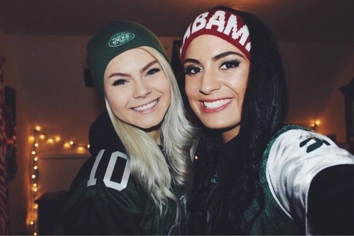 Улыбчивые девушки