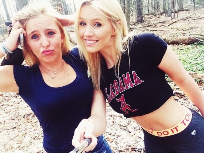 Улыбчивые девушки