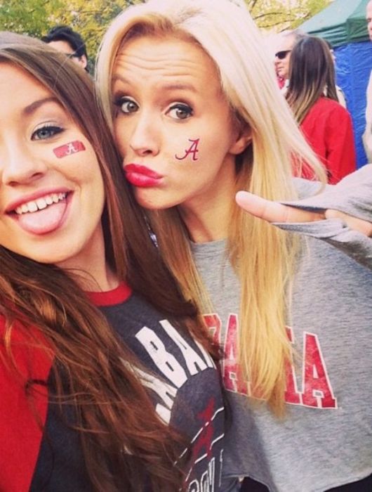 Улыбчивые девушки