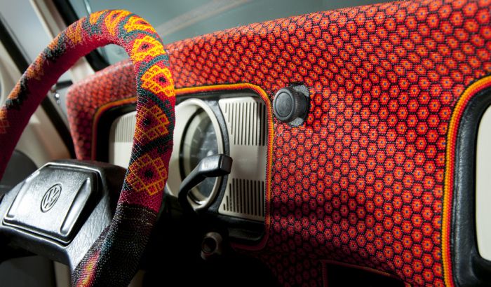 Уникальный автомобиль, покрытый бисером (7 фото)