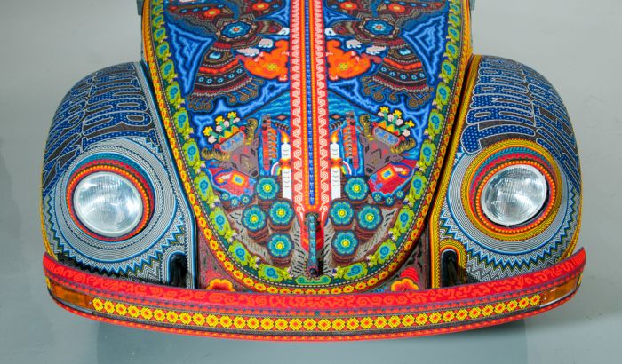 Уникальный автомобиль, покрытый бисером (7 фото)