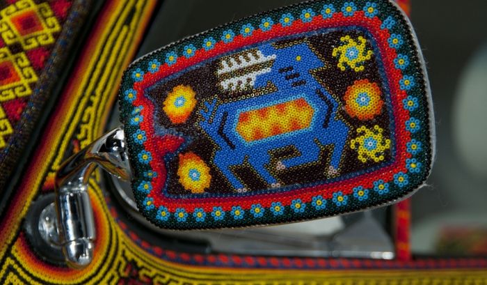 Уникальный автомобиль, покрытый бисером (7 фото)