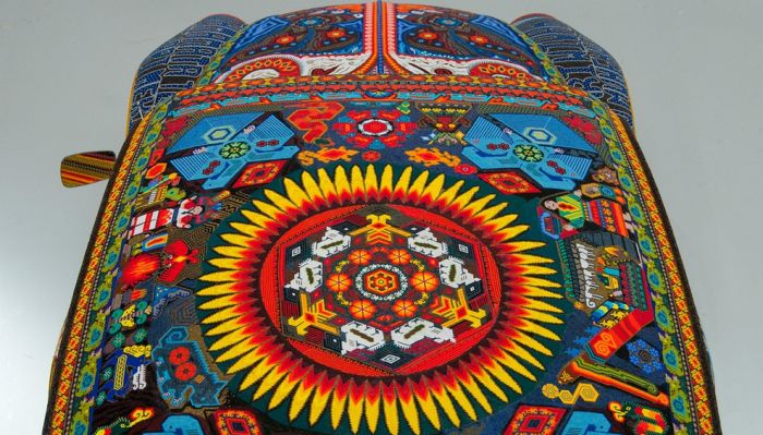 Уникальный автомобиль, покрытый бисером (7 фото)