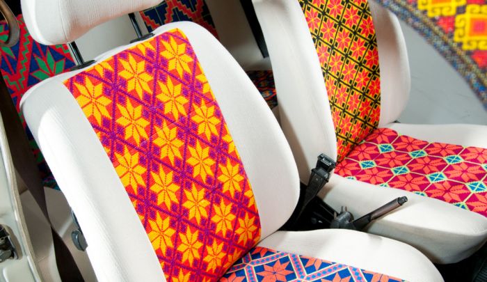 Уникальный автомобиль, покрытый бисером (7 фото)