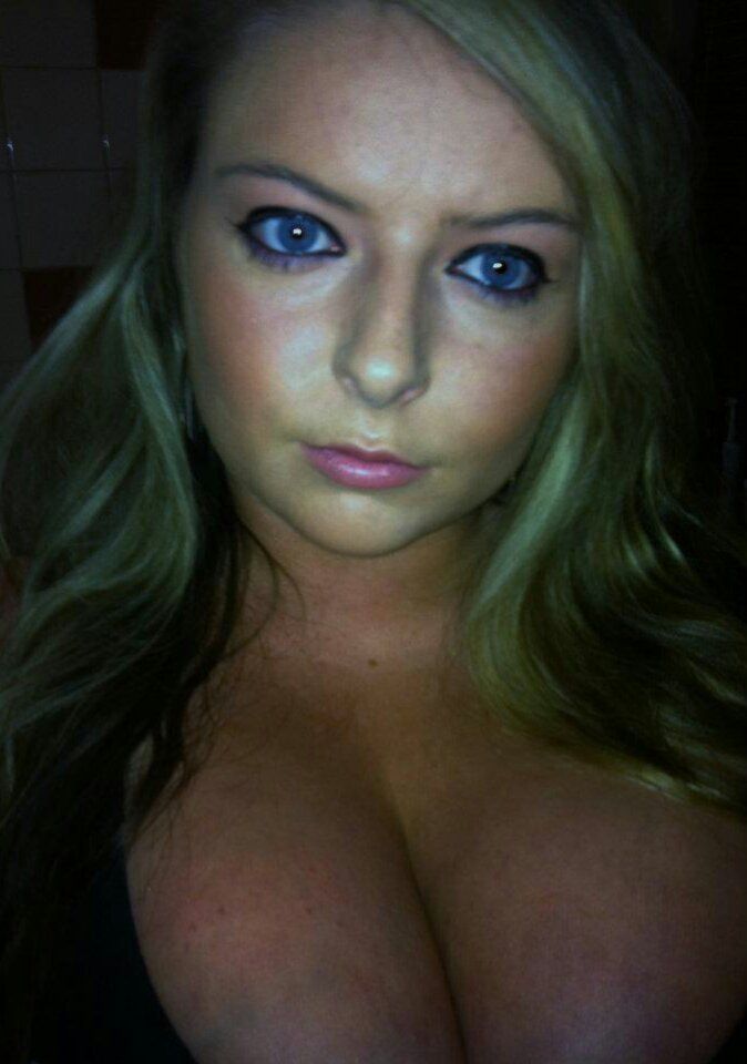 Школьница с очень большой грудью (14 фото)