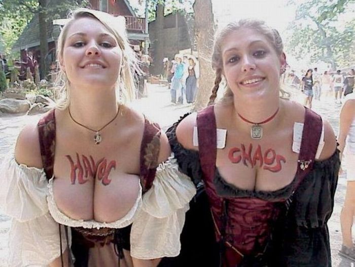 Пятничная подборка грудастых девушек (55 фото)