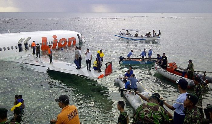 Авиакатастрофа на Бали (8 фото)