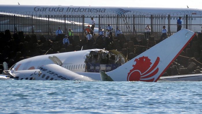 Авиакатастрофа на Бали (8 фото)