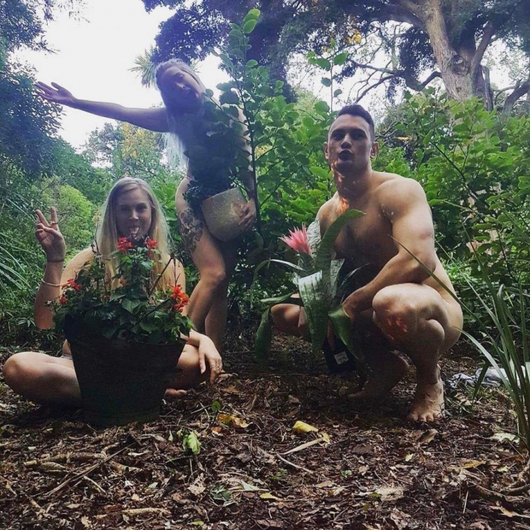 Всемирный день голого садовода — праздник голых дачников, о котором мы не просили