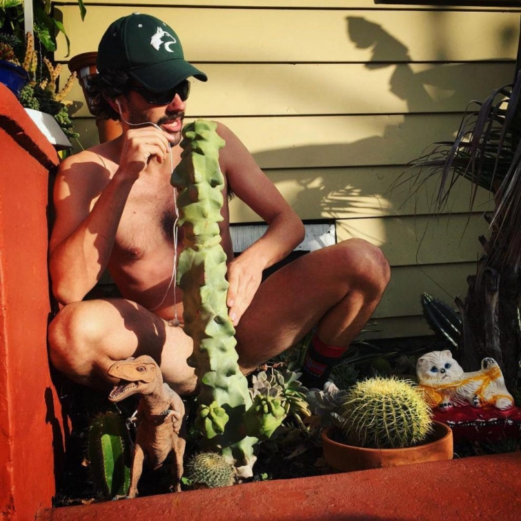 Всемирный день голого садовода — праздник голых дачников, о котором мы не просили