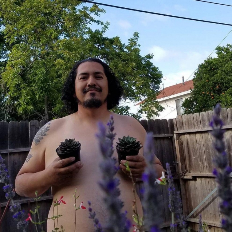 Всемирный день голого садовода — праздник голых дачников, о котором мы не просили