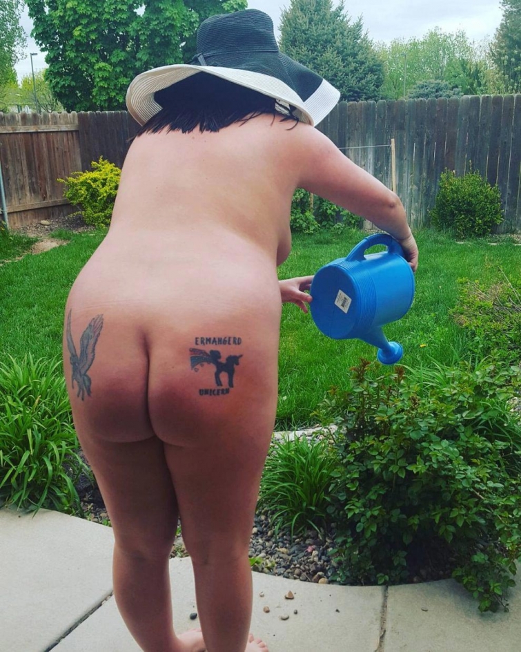 Всемирный день голого садовода — праздник голых дачников, о котором мы не просили